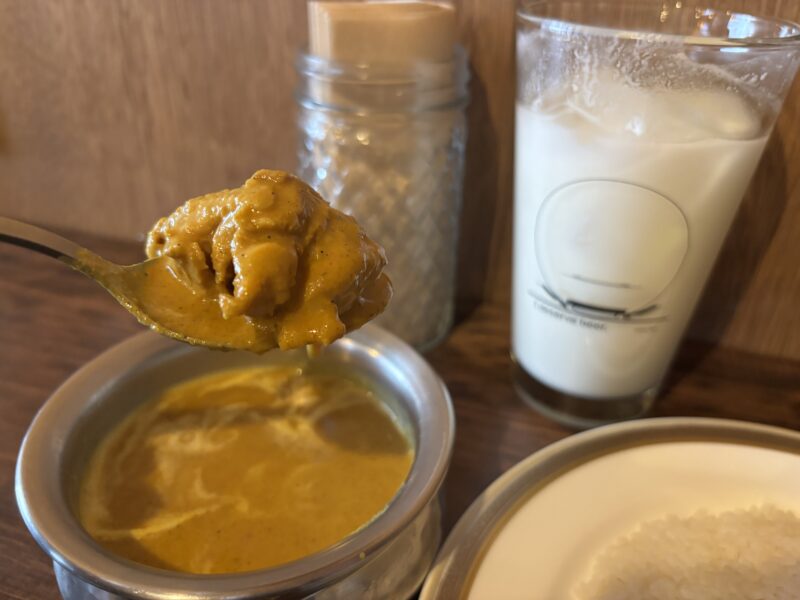 下高井戸「ハトス・アウトサイド」“チキンカレー”のチキンは繊維がほどける柔らかさ