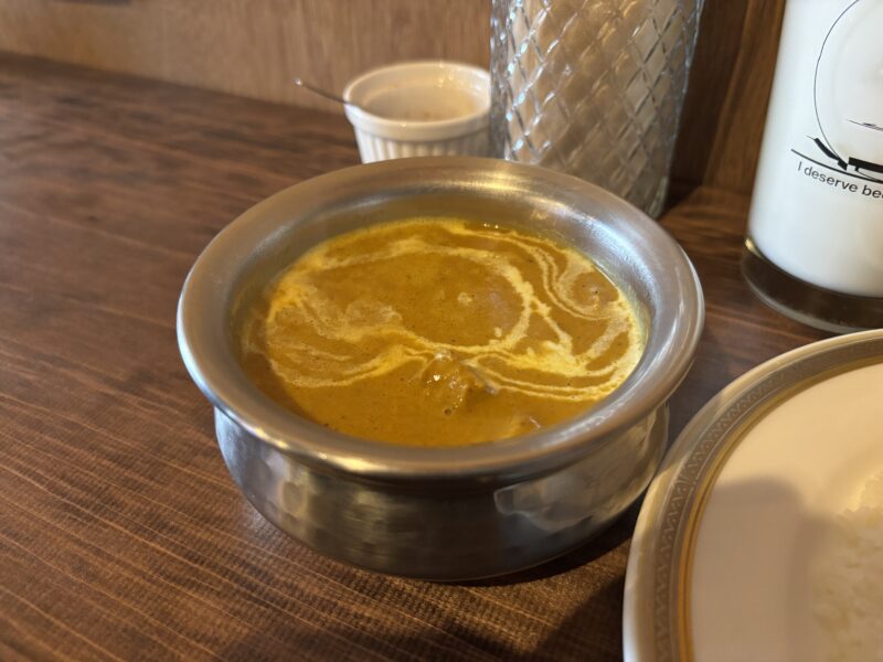 下高井戸「ハトス・アウトサイド」クリーミーな味わいを想像させる色合いの“チキンカレー”