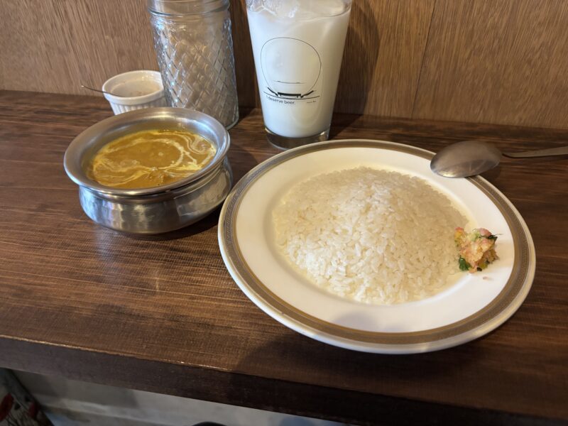 下高井戸「ハトス・アウトサイド」ブラウン寄りの色合いのルウの“チキンカレー”