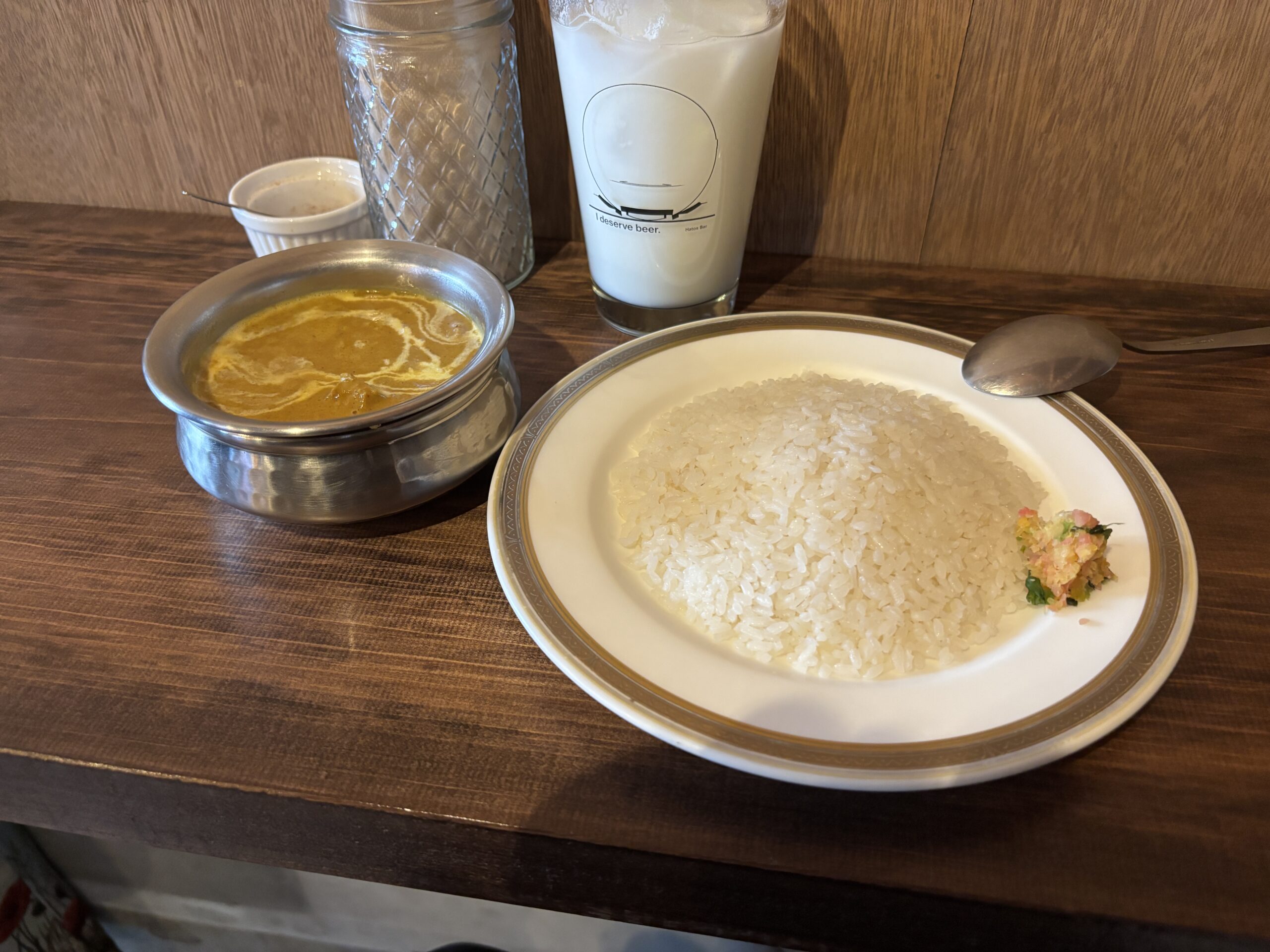 下高井戸「ハトス・アウトサイド」ブラウン寄りの色合いのルウの“チキンカレー”