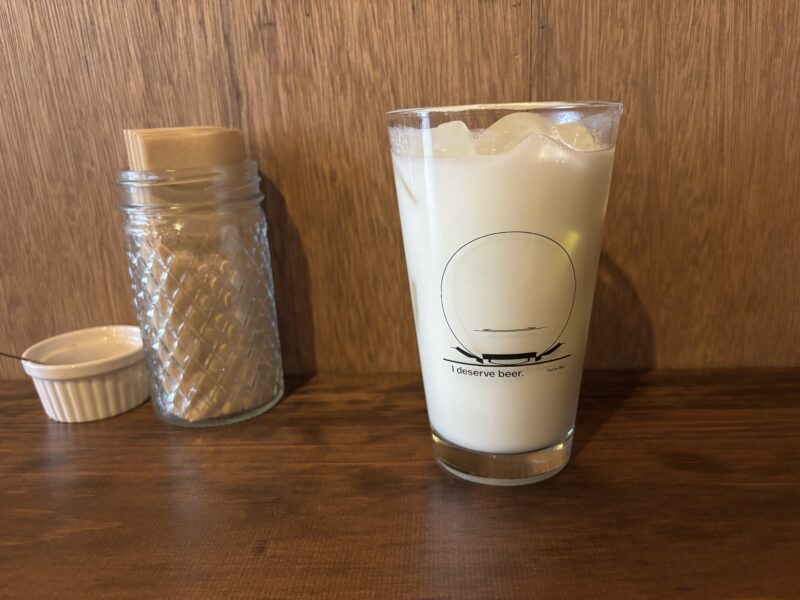 下高井戸「ハトス・アウトサイド」甘さ控えめ飲み口抜群の“自家製ラッシー”