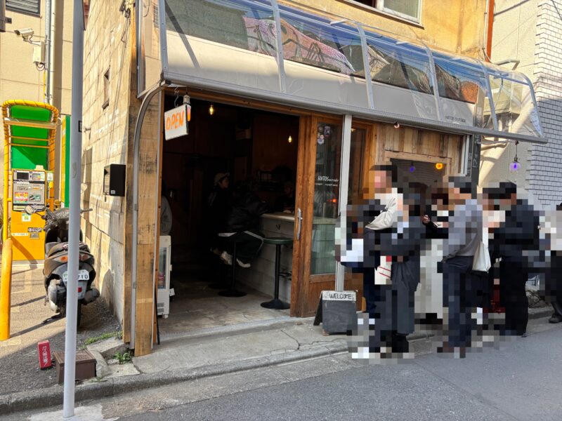下高井戸「ハトス・アウトサイド」刺激的な香りを堪能しながら入店を待つ行列