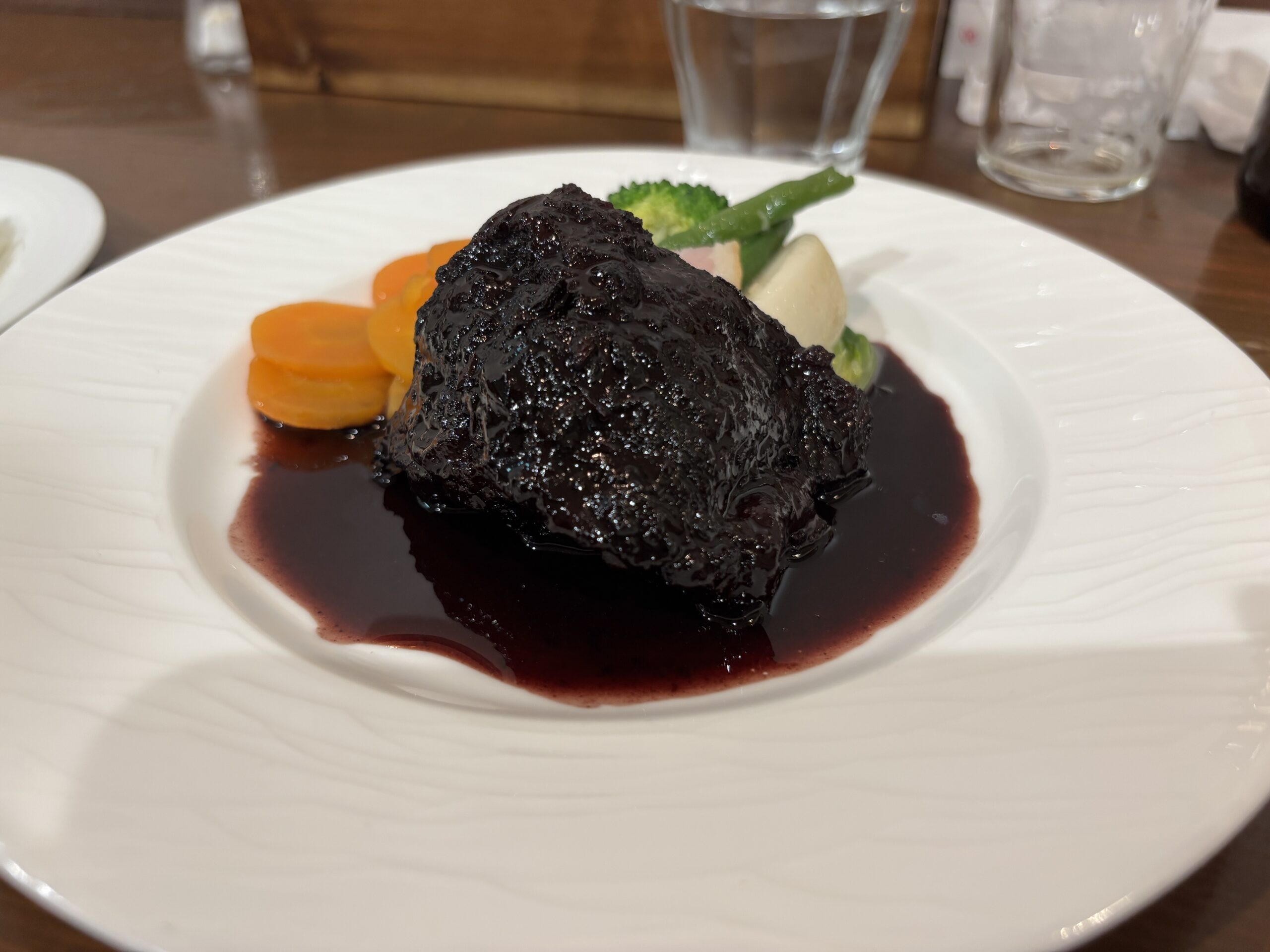 三鷹「七條」赤ワインの香り豊な“和牛ほほ肉のハチミツと赤ワイン煮”