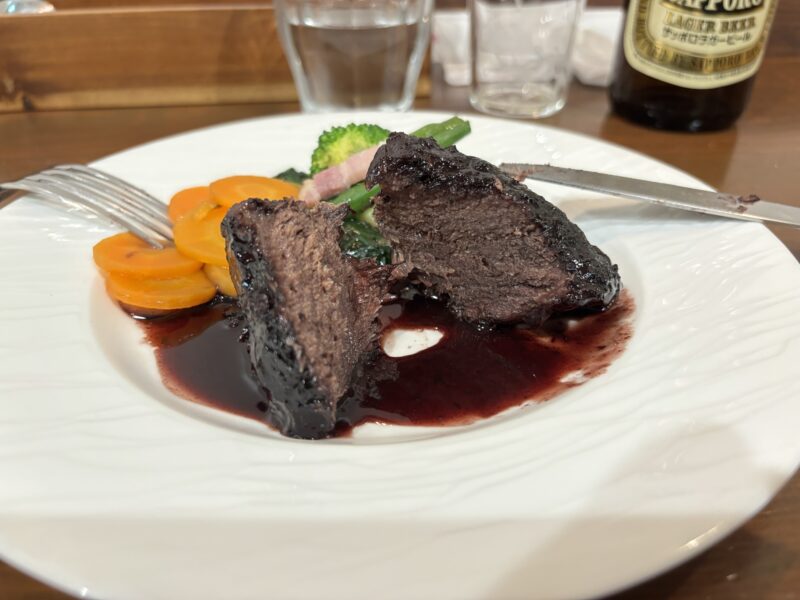 三鷹「七條」刃を入れた瞬間にほほ肉がほろりと分かれる“赤ワイン煮”