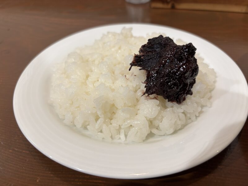 三鷹「七條」濃厚な赤ワインのソースが白米を葡萄色に染め上げる