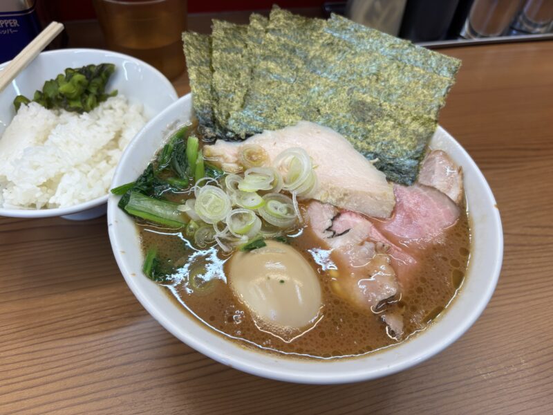 中野坂上「麺家たいせい」湯気とともに鶏油の香ばしい匂いを感じられる“上特製ラーメン”