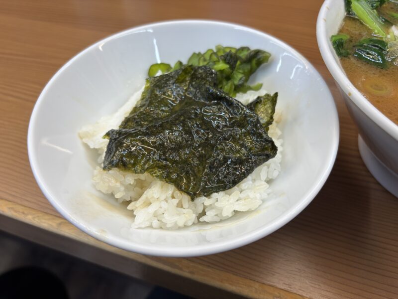 中野坂上「麺家たいせい」スープを染み込ませた海苔を巻いて食べるライス