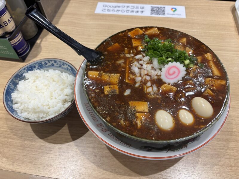 南千住「麺や鶏とだし はなれ」〆に自家製丼が作れる黒麻婆麺（ライスセット）