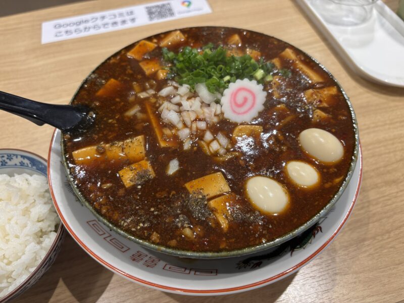 南千住「麺や鶏とだし はなれ」丼の縁ギリギリで麻婆スープがが揺れる“黒麻婆麺”