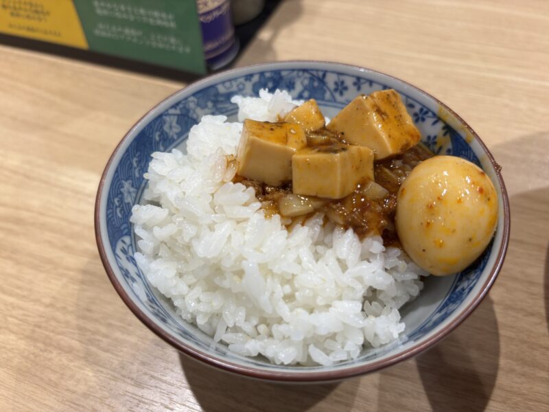 南千住「麺や鶏とだし はなれ」麻婆スープをレンゲで掬い白米の上に落とした〆ライス