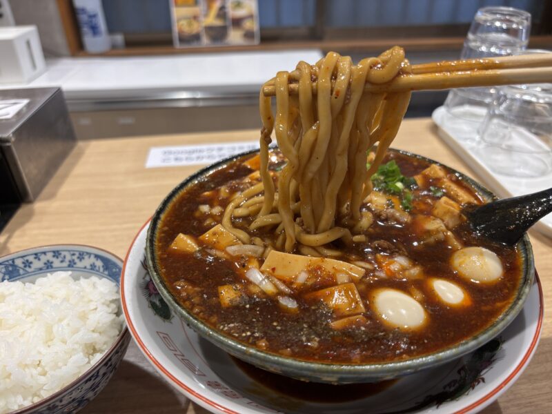 南千住「麺や鶏とだし はなれ」歯を入れると弾くようなコシが特徴的な“黒麻婆”の麺