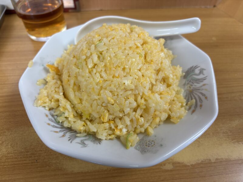 本駒込「中華兆徳」黄金色に揃った米粒が均一に広がる“玉子チャーハン”