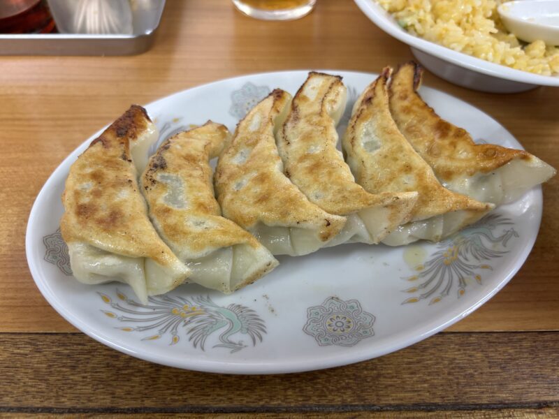 本駒込「中華兆徳」主役の座を奪う程の味わいを舌先で感じる“焼き餃子”