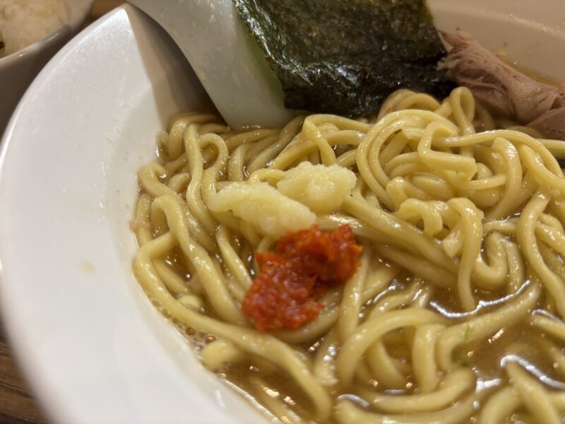 中野「横浜家系ラーメン五丁目ハウス」おろしニンニクと豆板醤の投入で味わいが１段階進化する“家系ラーメン”