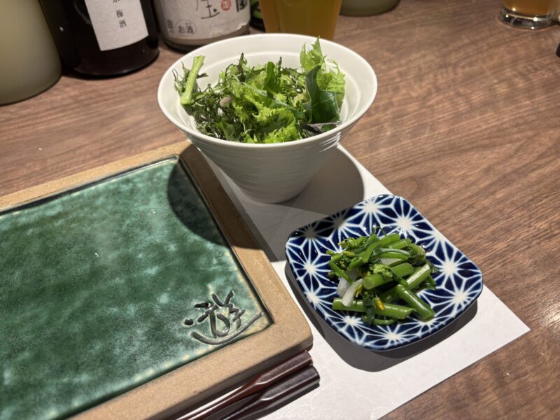 飯田橋「焼鳥×和酒 遊」お通しのサラダとアスパラ＆新玉ねぎのお浸しで身体を整える
