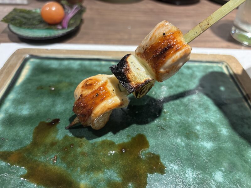 飯田橋「焼鳥×和酒 遊」伊達どりの胸肉は店内仕込みで歯応え抜群