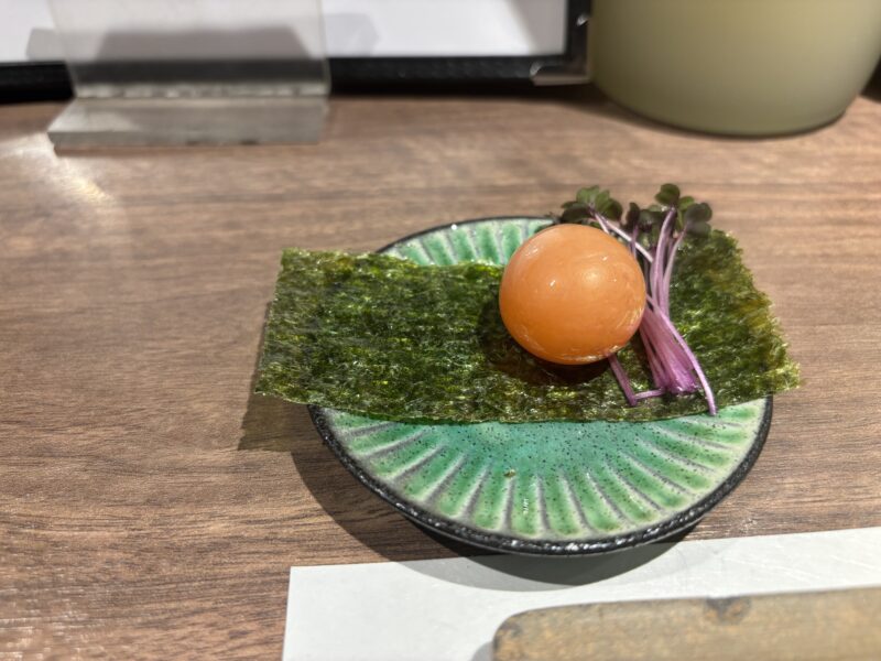 飯田橋「焼鳥×和酒 遊」最初の串で温度と塩の基準が決まる｜焼き鳥キンカン塩