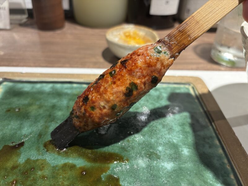 飯田橋「焼鳥×和酒 遊」粗挽きソーセージを頬張っているかの様な味わいの“つくね串”