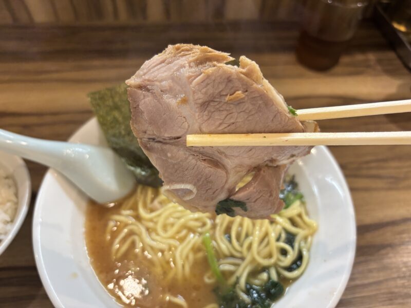 中野「横浜家系ラーメン五丁目ハウス」チャーシューはやや厚切りで脂は適度、重さはない