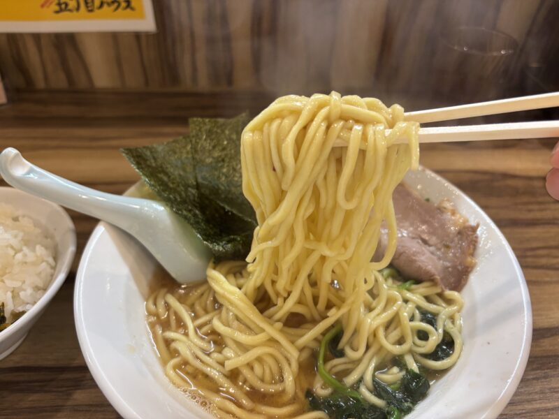 中野「横浜家系ラーメン五丁目ハウス」麺はやや細めの中細ストレート麺は一般的な家系よりも軽い口当たり