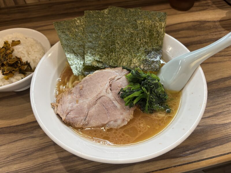 中野「横浜家系ラーメン五丁目ハウス」完飲必至！“あっさり系家系ラーメン”