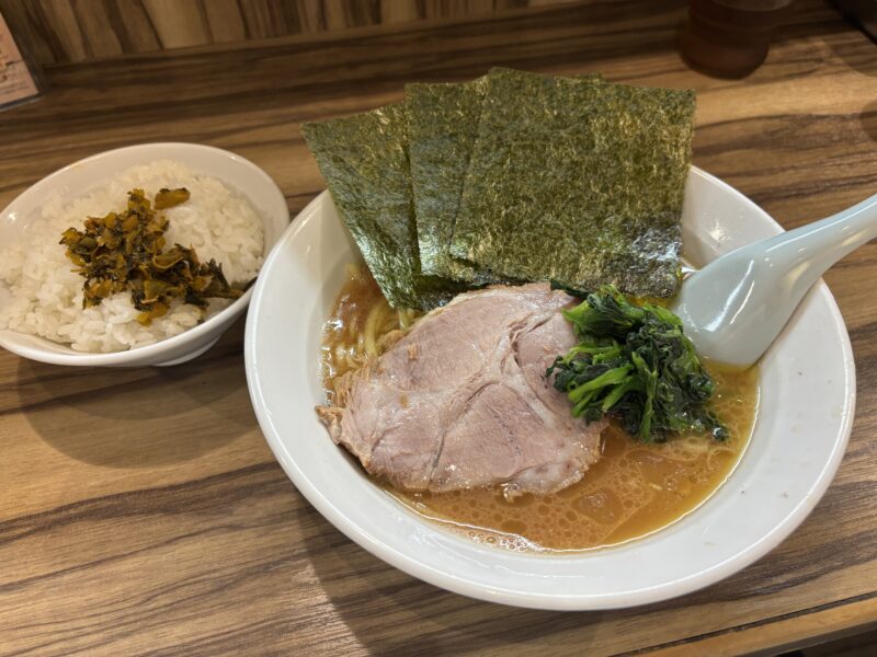 中野「横浜家系ラーメン五丁目ハウス」海苔・ほうれん草・チャーシューという家系王道のトッピング“ラーメン並盛”