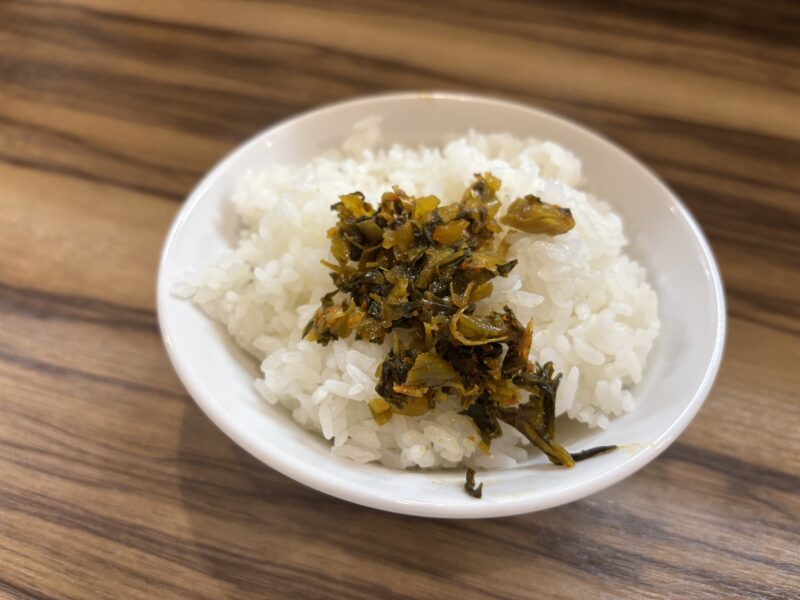 中野「横浜家系ラーメン五丁目ハウス」卓上に備え付けられている“高菜”とライスの組み合わせが最高