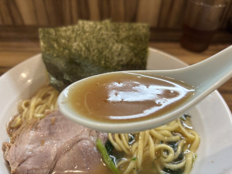 中野「横浜家系ラーメン五丁目ハウス」醤油のキレと時間差で感じる豚骨のコクが絶妙