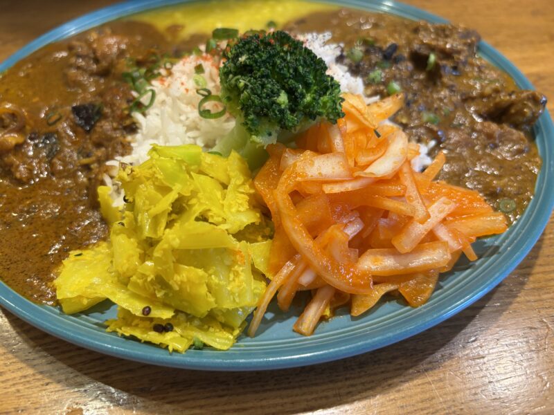 中野坂上「SpiceCurry FIFTY」アチャールや副菜は優しめの味付けでカレーに仄かな味変を加える