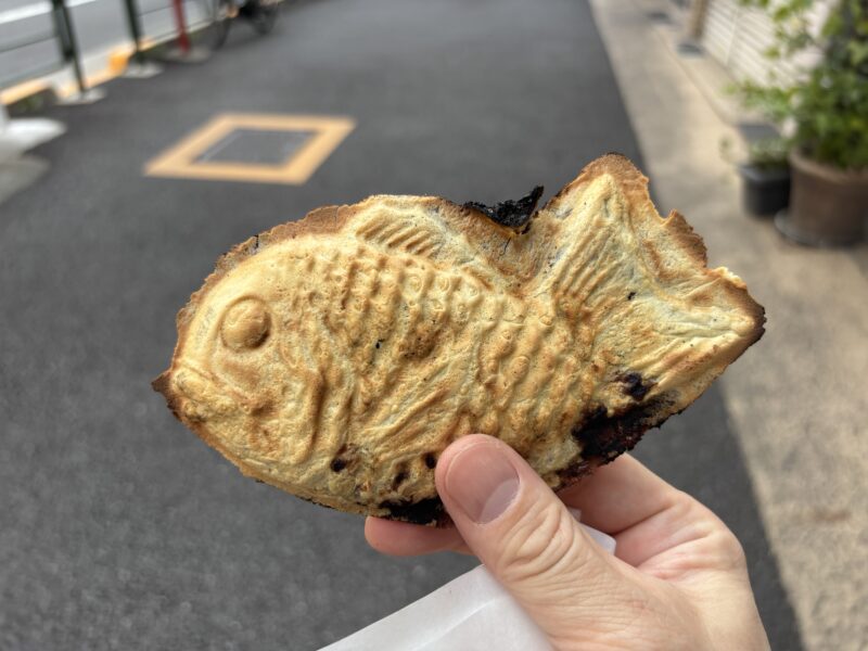 根津「根津のたいやき」微妙に色の濃淡がある焼きムラの“たい焼き”手焼きの特徴