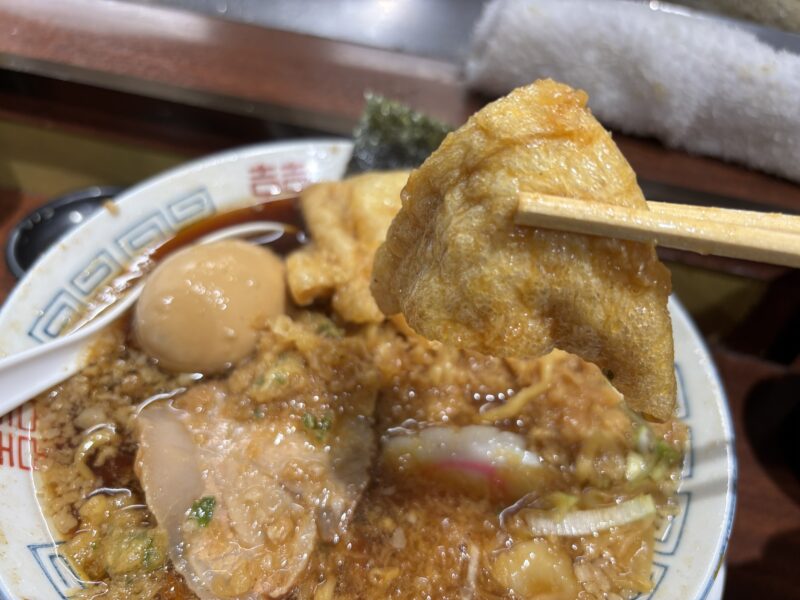 大井町「立食い中華蕎麦 いりこ屋」“立食いそば”を彷彿とさせるタップリとスープを抱えた油揚げ