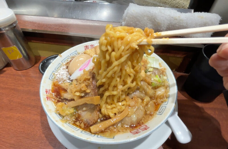大井町「立食い中華蕎麦 いりこ屋」持ち上げるとスープをしっかり抱える中太のちぢれ麺