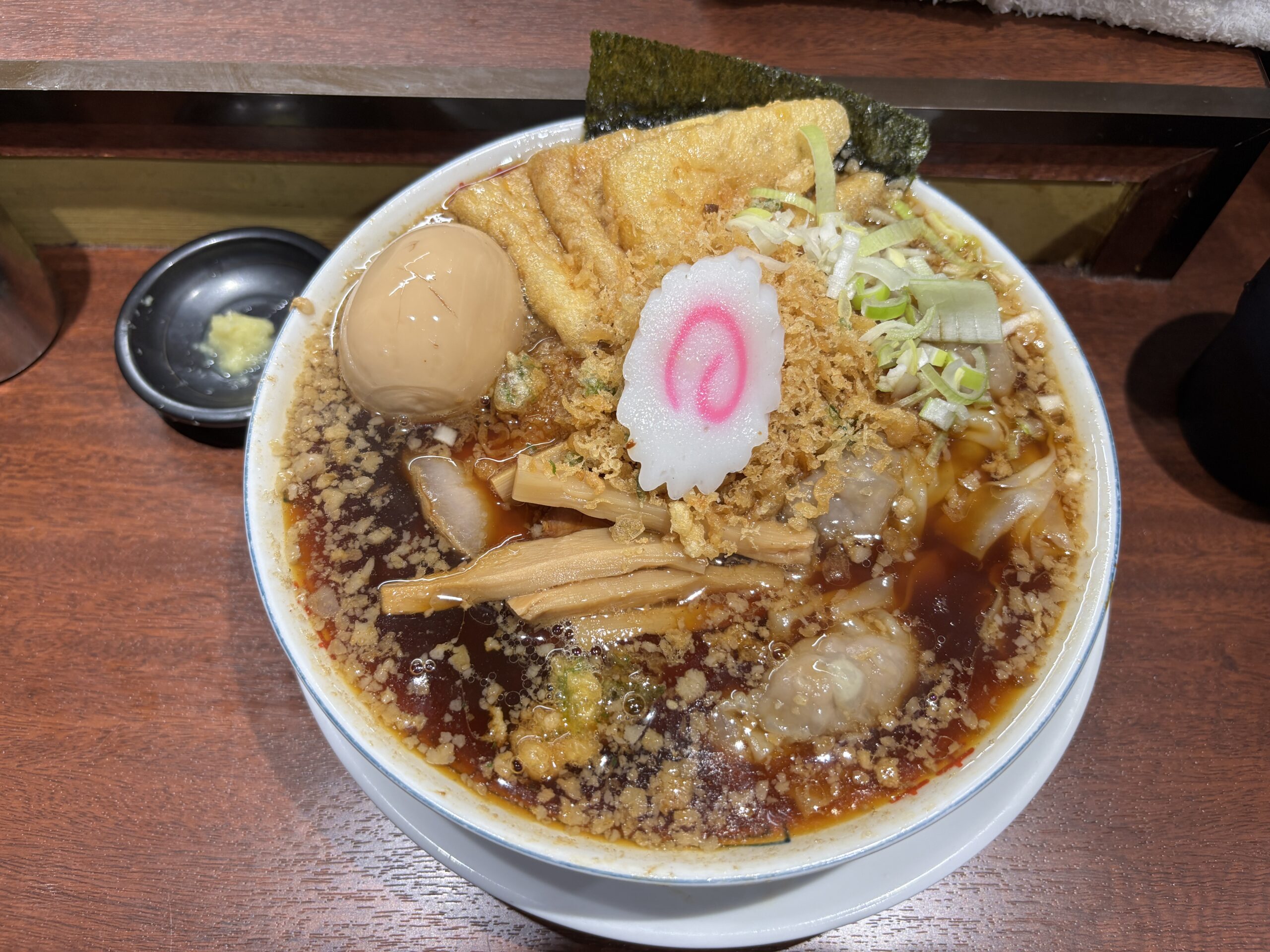 大井町「立食い中華蕎麦 いりこ屋」淡麗スープに重めのトッピング“特製いりこ（全部入り）”