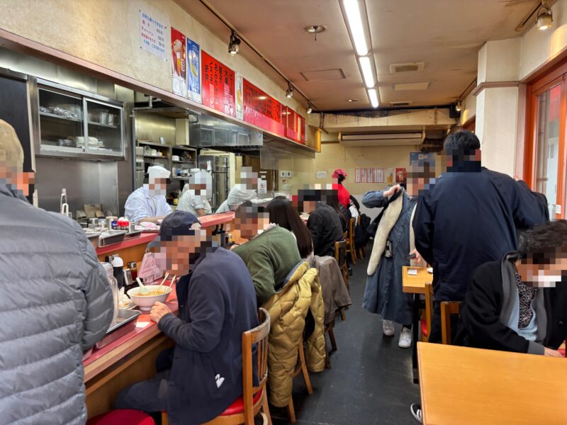 御徒町「中華珍満」鉄鍋を振るう調理音が響く店内は数多くの客で賑わっている