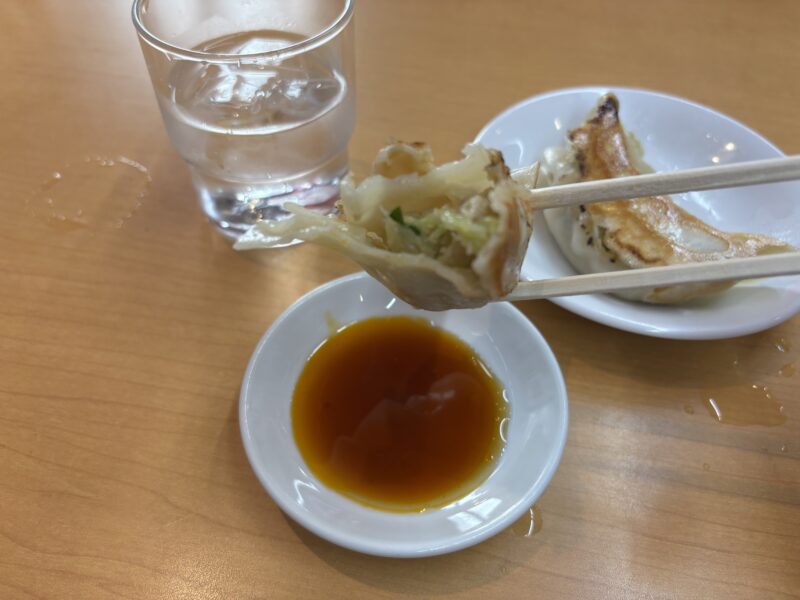 御徒町「中華珍満」肉の脂とキャベツの風味が口の中に広がる“焼き餃子”