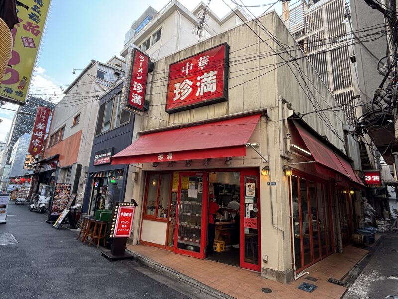 御徒町「中華珍満」名物やきそばを目当てに多くの客が列をなす繁盛店