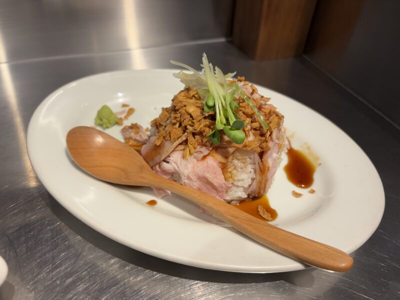 芦花公園「中華そば 成城青果」焼き鳥のタレのような甘辛い味付けの“肉丼”