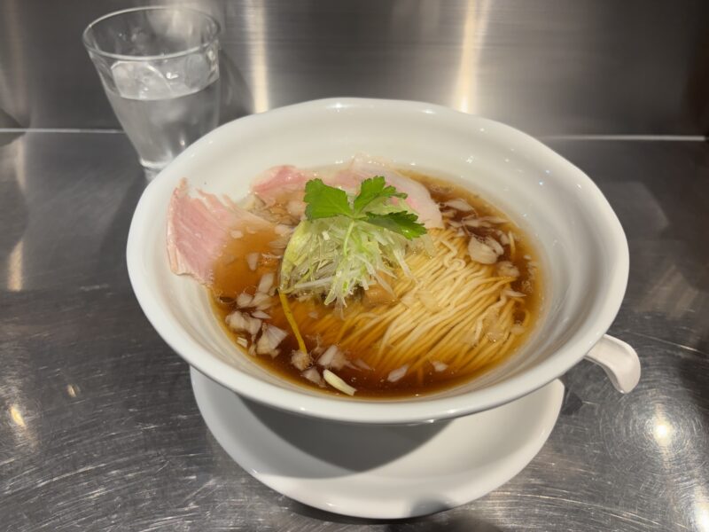 芦花公園「中華そば 成城青果」節の香ばしさと醤油の香りが鼻腔をくすぐる“醤油そば”