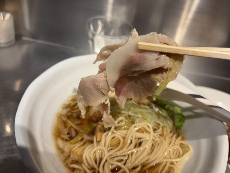 芦花公園「中華そば 成城青果」パストラミのようなニュアンスが残るチャーシュー