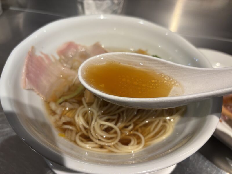 芦花公園「中華そば 成城青果」後味は軽く余韻は短く切れずに残る“スープ”