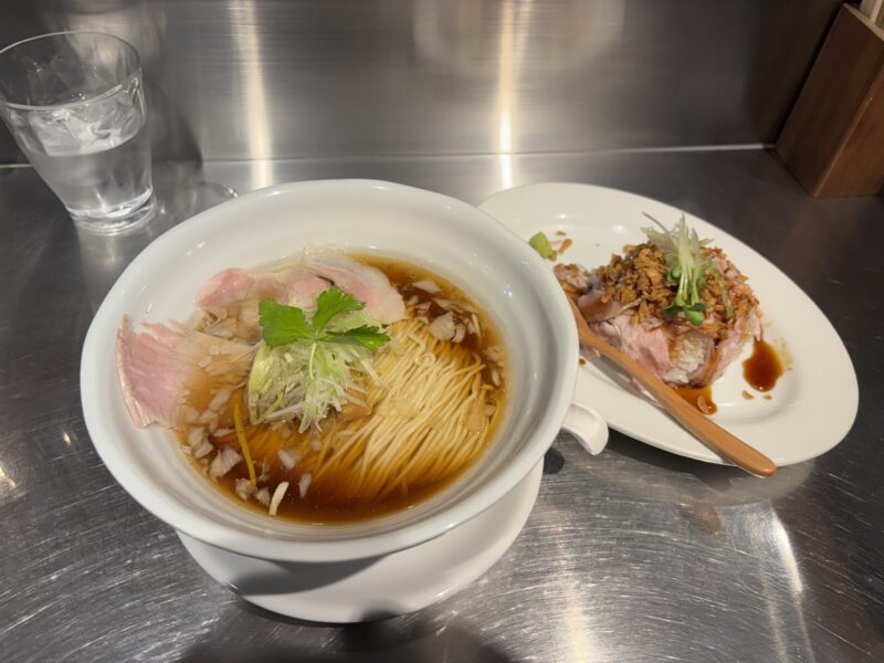 芦花公園「中華そば 成城青果」お腹も心も満たされる“醤油そばと肉丼のお得セット”