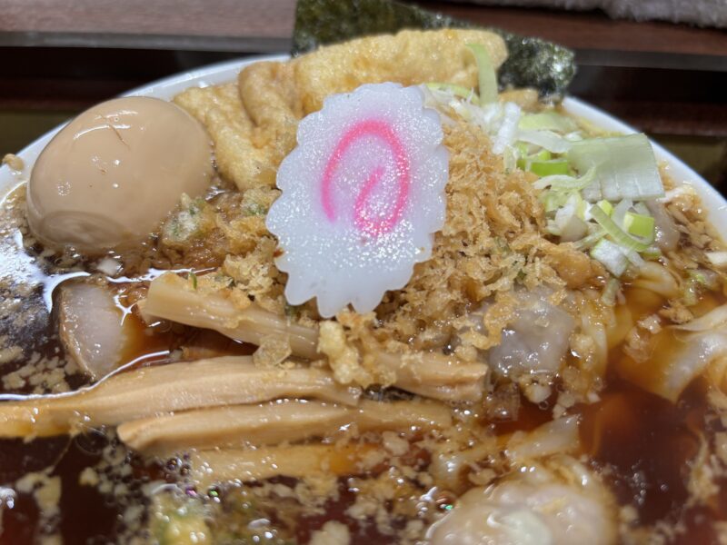 大井町「立食い中華蕎麦 いりこ屋」丼の表面が具材で埋まる“特製いりこ”