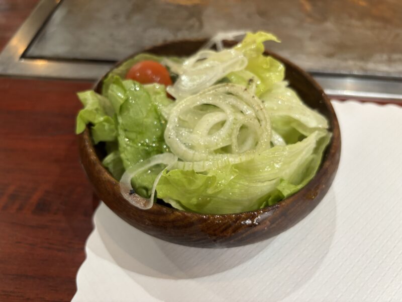 湯島「ステーキしのだ」ドレッシングの酸味が次の一口への準備を整えてくれるサラダ