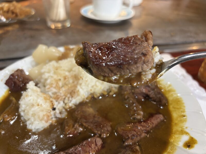 湯島「ステーキしのだ」カレーの主役を奪いに来るゴロッとしたステーキ