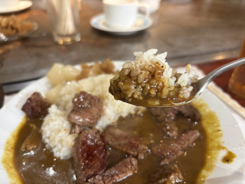 湯島「ステーキしのだ」鼻の奥にかすかにスパイスが残る“しのだのカレー”