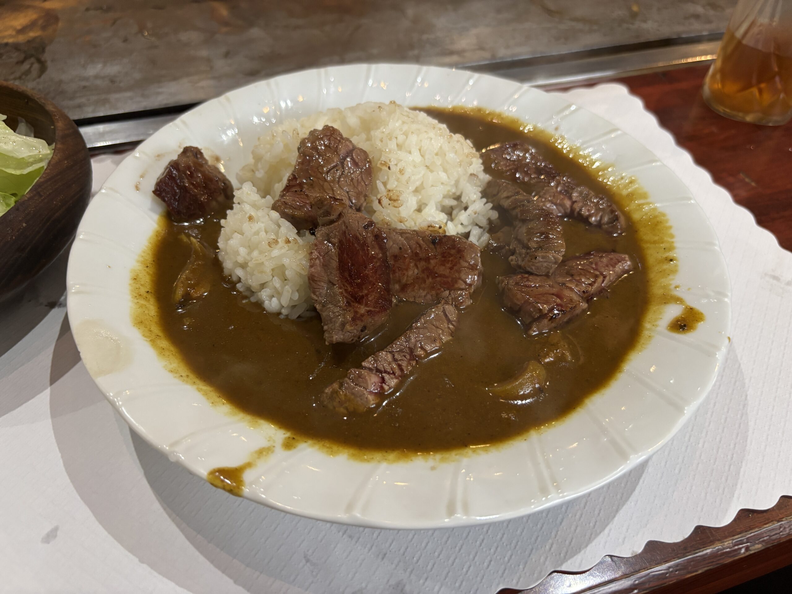湯島「ステーキしのだ」角切りの肉がいくつも盛り付けられている“ステーキカレー”