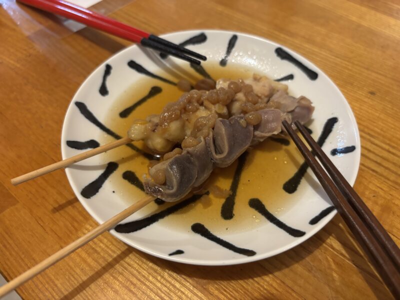 阿佐ヶ谷「阿佐ヶ谷SOBA」串に刺された砂肝がおでんのように煮付けられ不思議な料理