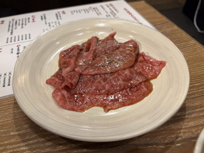 中目黒「炭火焼肉ホルモンうしごろ」表面をサッと炙って食べる“厳選A5黒毛和牛の切り落とし”