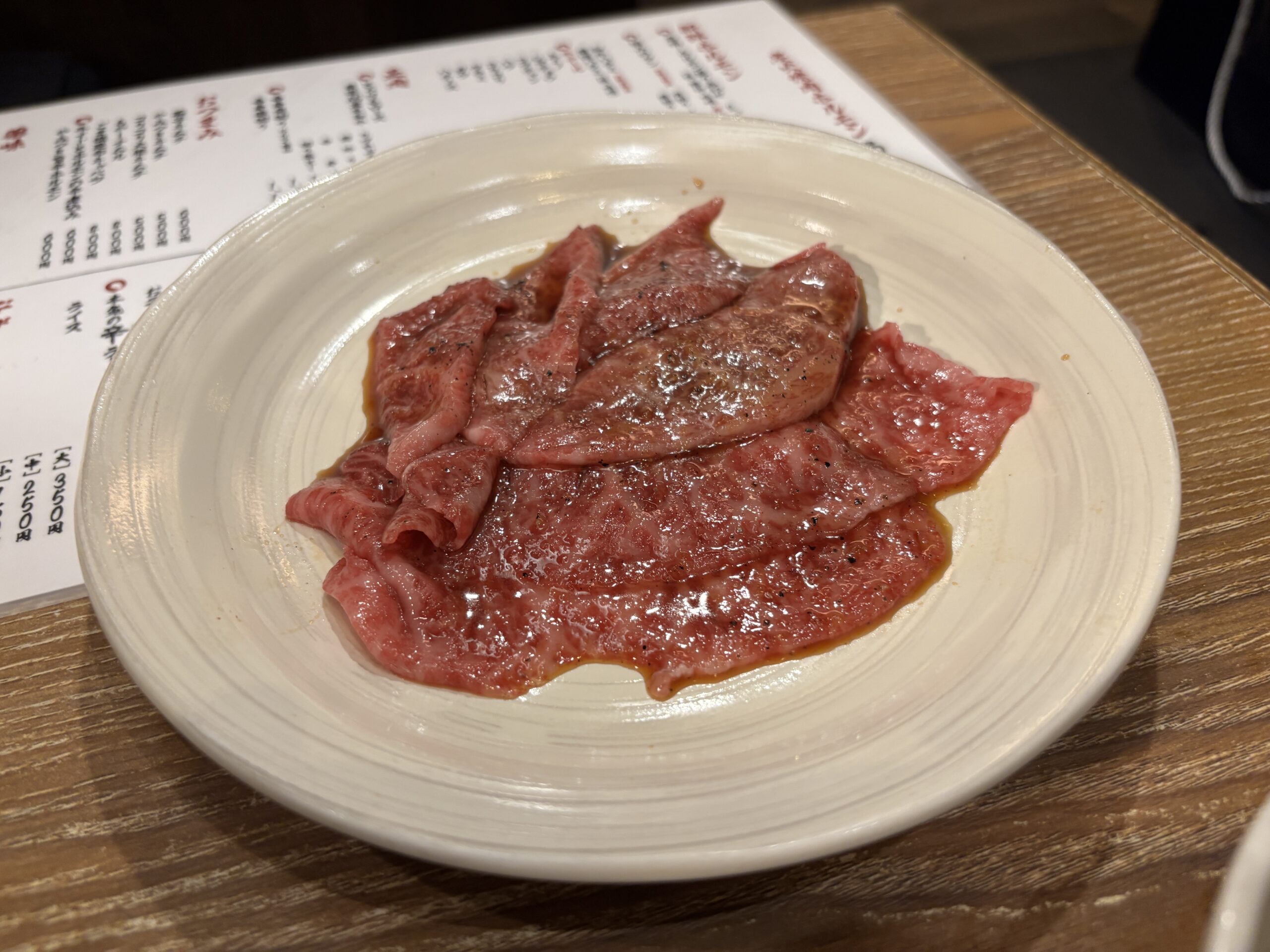 中目黒「炭火焼肉ホルモンうしごろ」表面をサッと炙って食べる“厳選A5黒毛和牛の切り落とし”