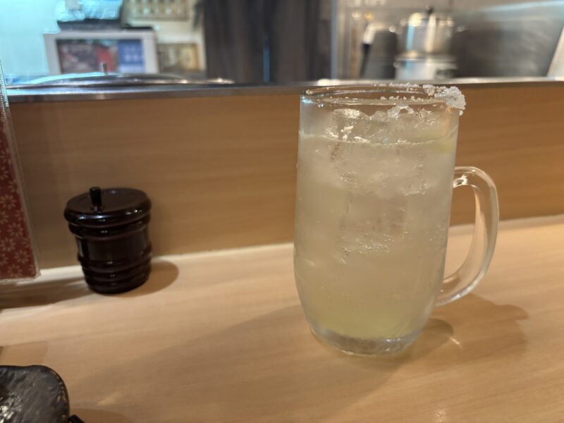 五反田「庭つ鶏」濃厚な鶏の旨みと脂を“塩レモンサワー”で流す